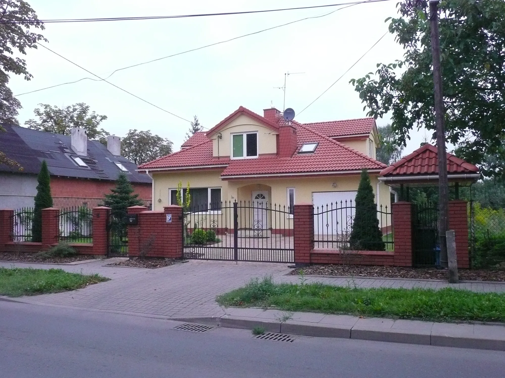 POCHORĄŻYCH - budynek mieszkalny jednorodzinny z garażem — Budownictwo mieszkalne jednorodzinne, AKWADRAT Studio