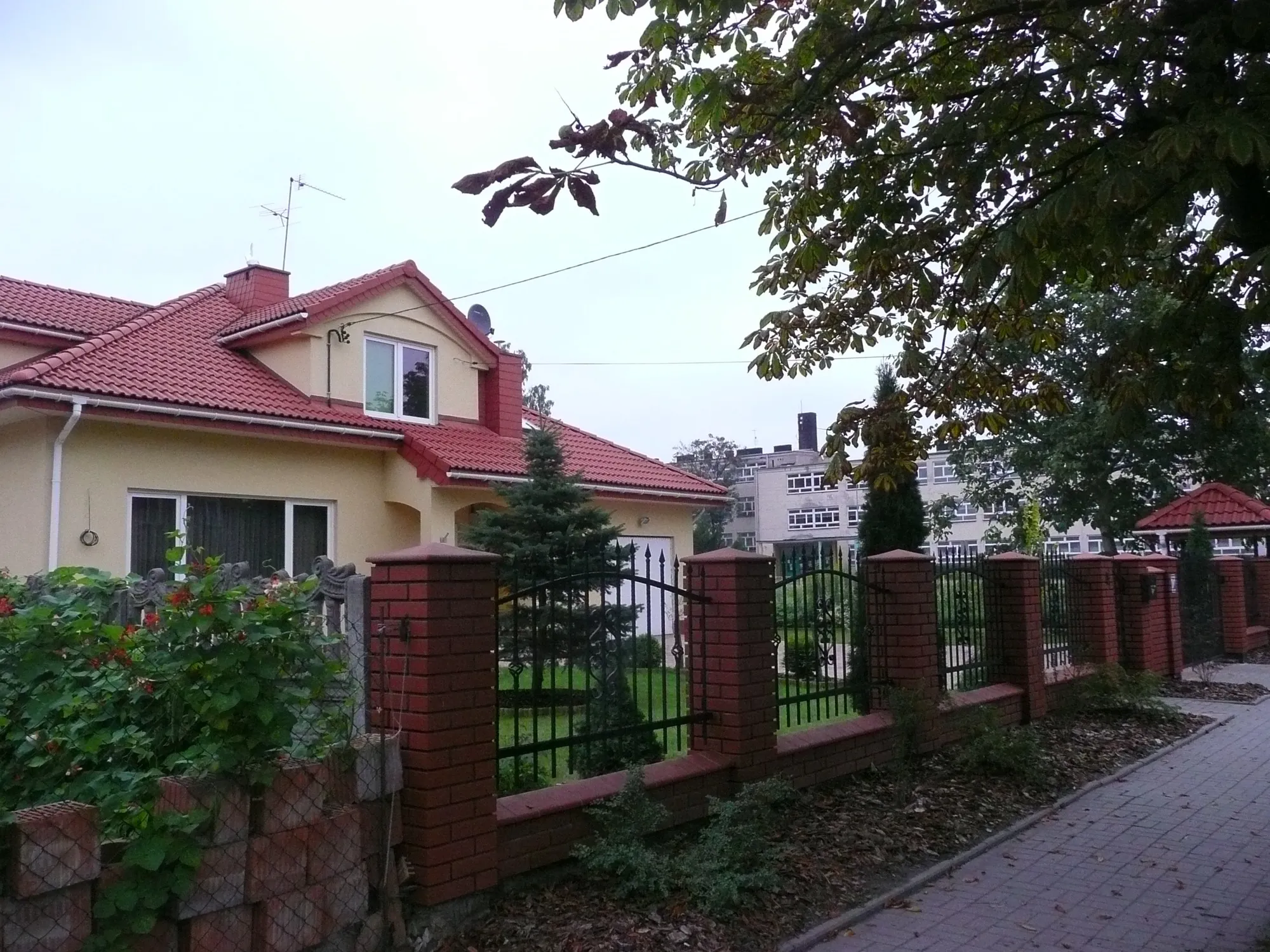 POCHORĄŻYCH - budynek mieszkalny jednorodzinny z garażem — Budownictwo mieszkalne jednorodzinne (2)