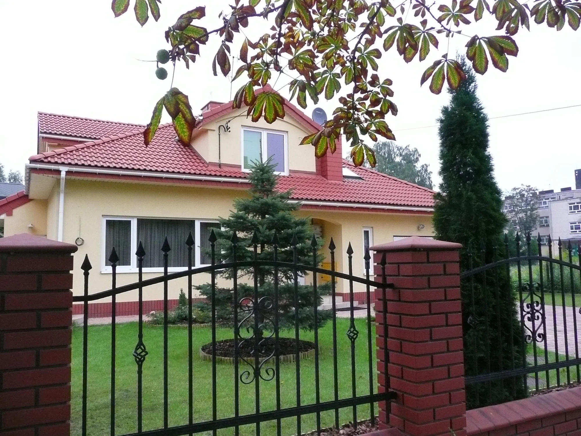 POCHORĄŻYCH - budynek mieszkalny jednorodzinny z garażem — Budownictwo mieszkalne jednorodzinne (3)