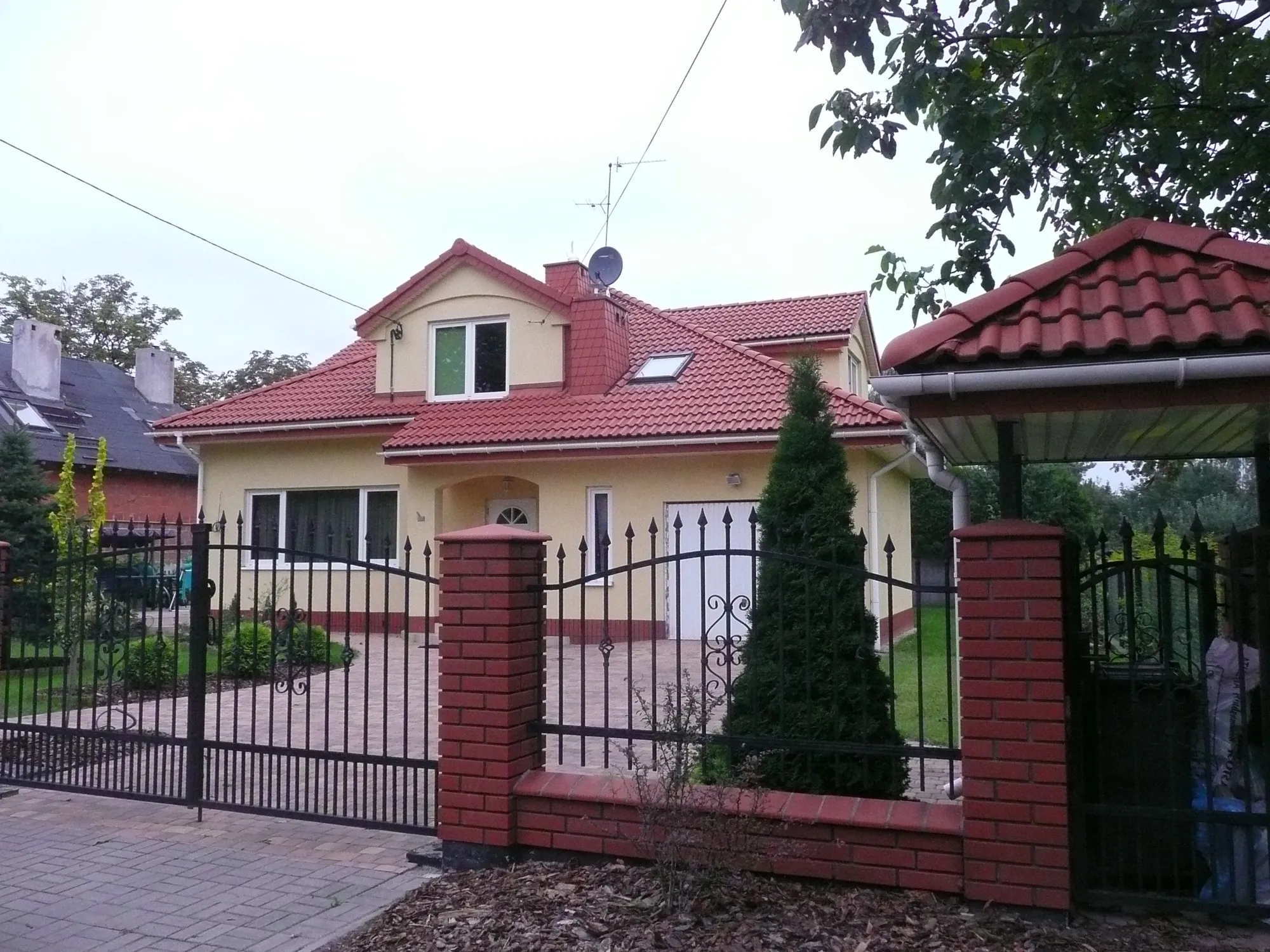 POCHORĄŻYCH - budynek mieszkalny jednorodzinny z garażem — Budownictwo mieszkalne jednorodzinne (4)
