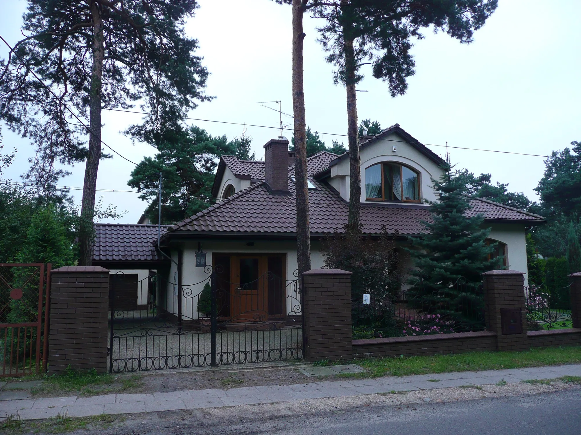 UROCZYSKO - budynek mieszkalny jednorodzinny z funkcja usługową, oranzerią oraz garażem — Budownictwo mieszkalne jednorodzinne, AKWADRAT Studio